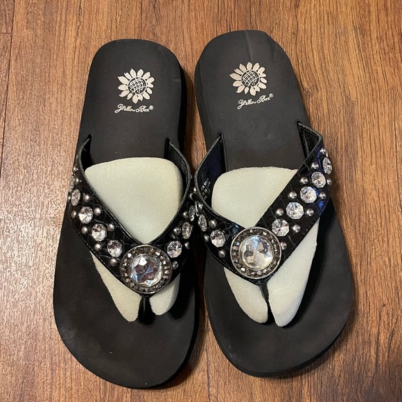 Yellow Box Flip Flops. Color: Black.  Size: 10 - Picture 2 of 6